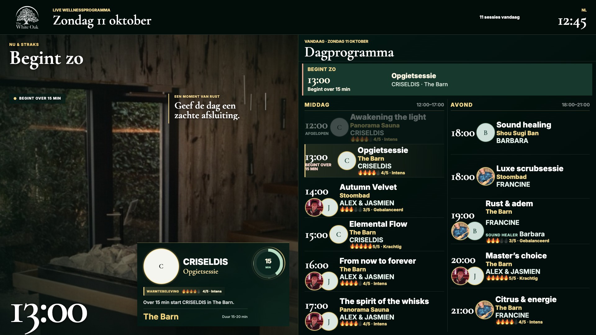 The White Oak tv-weergave met het dagprogramma, opgiettijden, saunaruimtes en de namen van de begeleiders