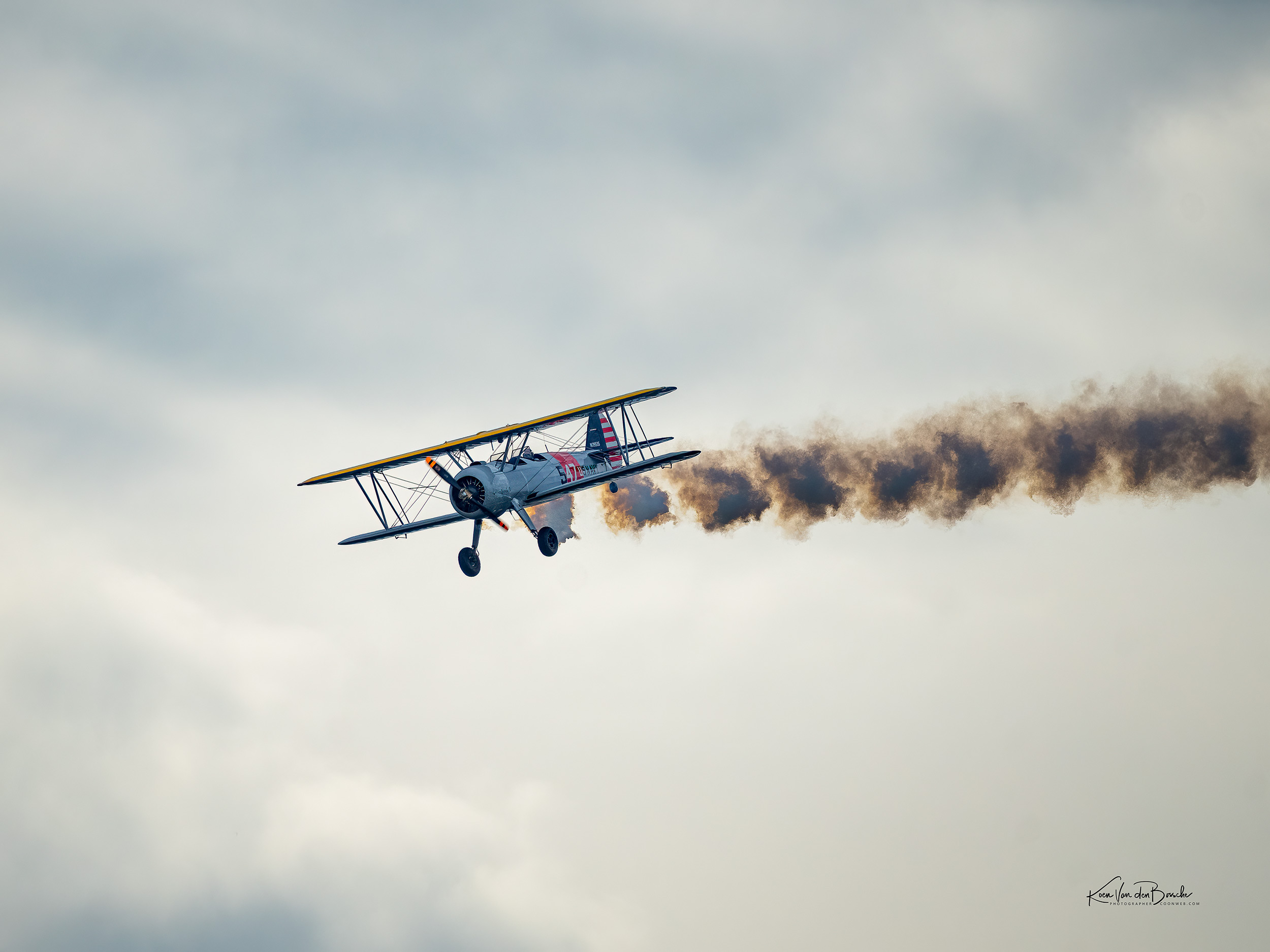 Fotografie: Biplane – Smoke Trail door Koen Van den Bossche